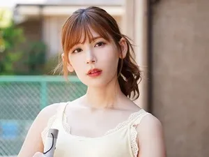 Cô gái dễ thương đang sờ lồn mình trong phòng tắm và rên rỉ, toàn thân ướt át khiến người ta tưởng tượng
