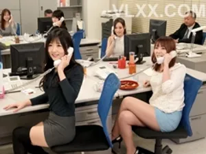 Hồng như búp bê bơm hơi! Cắm nút hậu môn vào hậu môn! Dương vật giả bằng pha lê được hút trên bàn, cái mông đẹp bị đẩy sâu vào đáy, và chất lỏng màu trắng chảy ra